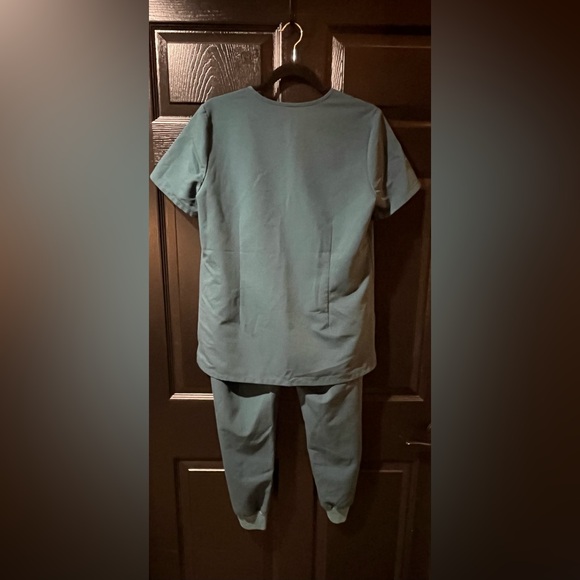 FIGS Emerald Green Scrub Set - Picture 2 of 12